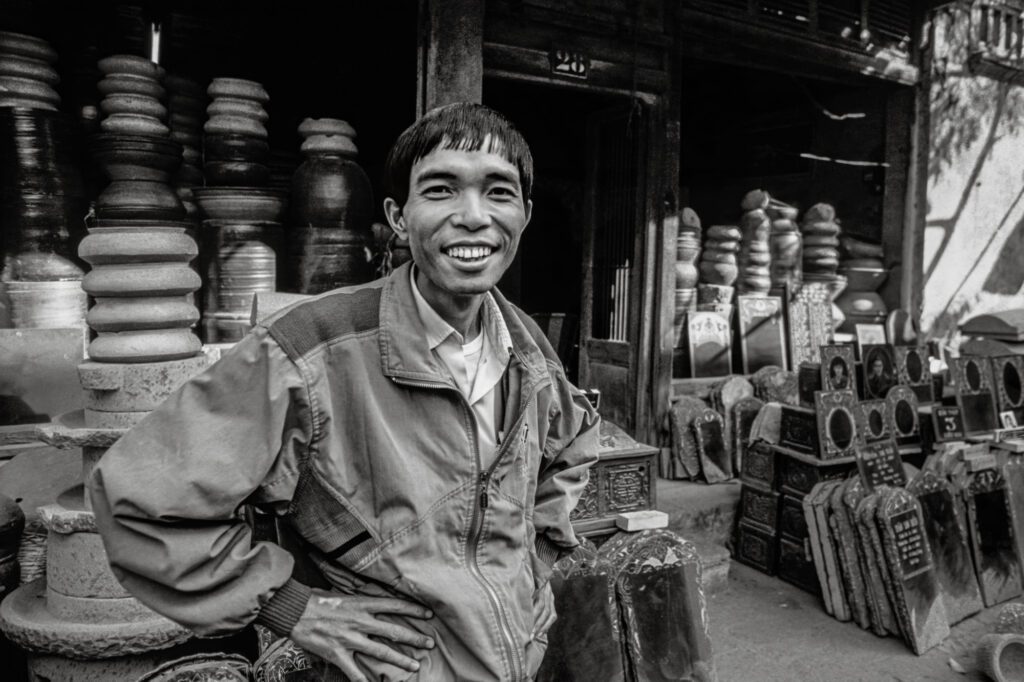 Stone Mason, Hang Mam, Old Quarter, 1992 / Người khắc đá, Hàng Mắm, khu phố cổ Hà Nội, 1992