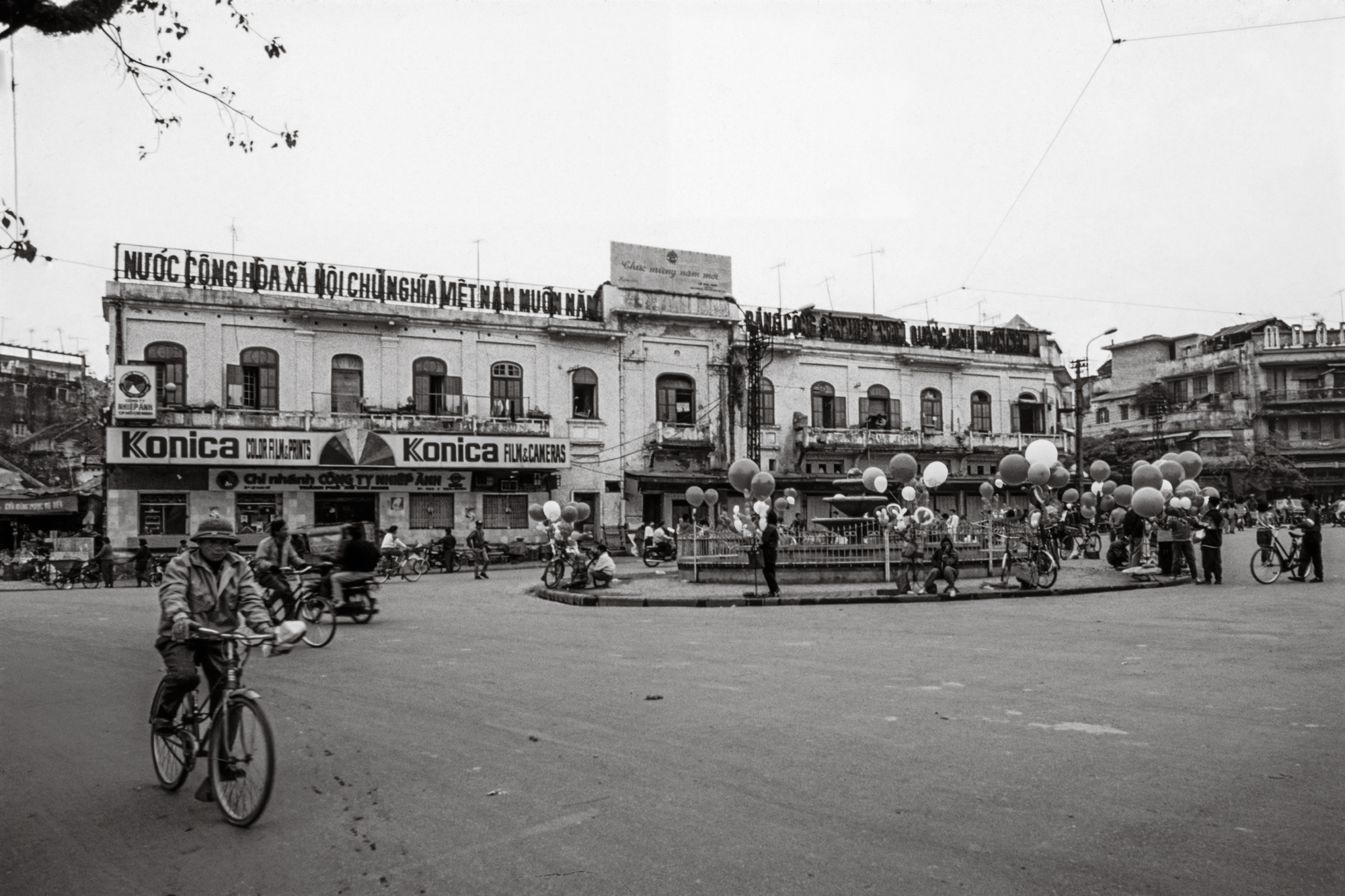 Dong Kinh Nghia Thuc Square, 1993 / Quảng trường Đông Kinh Nghĩa Thục, 1993