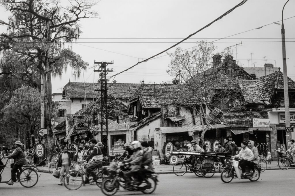 Traffic on Ba Trieu, 1993 / Giao thông trên phố Ba Triệu, 1993