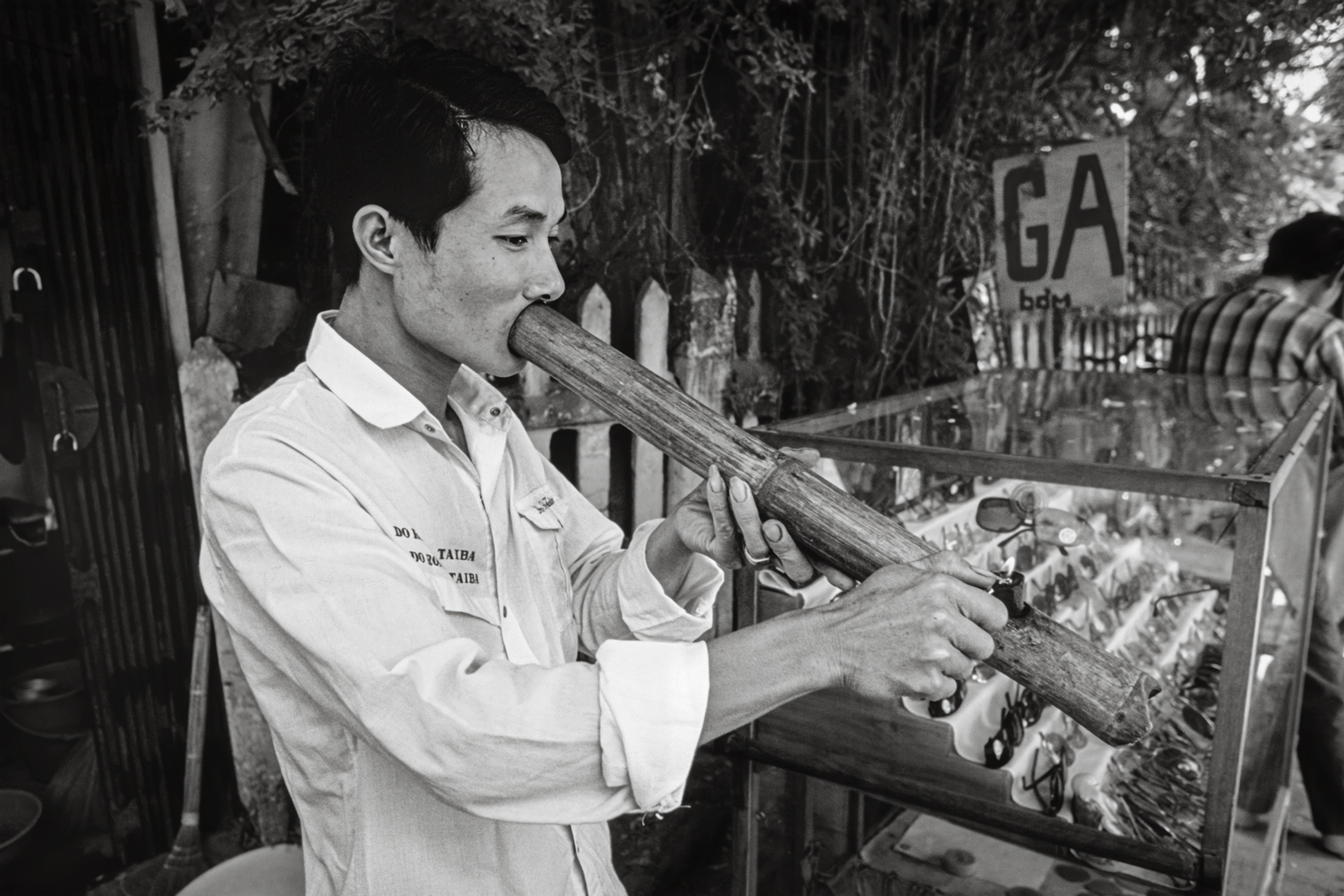 A man smokes the dieu cay, 1992 / Một người đàn ông hút ống điếu cày, 1992