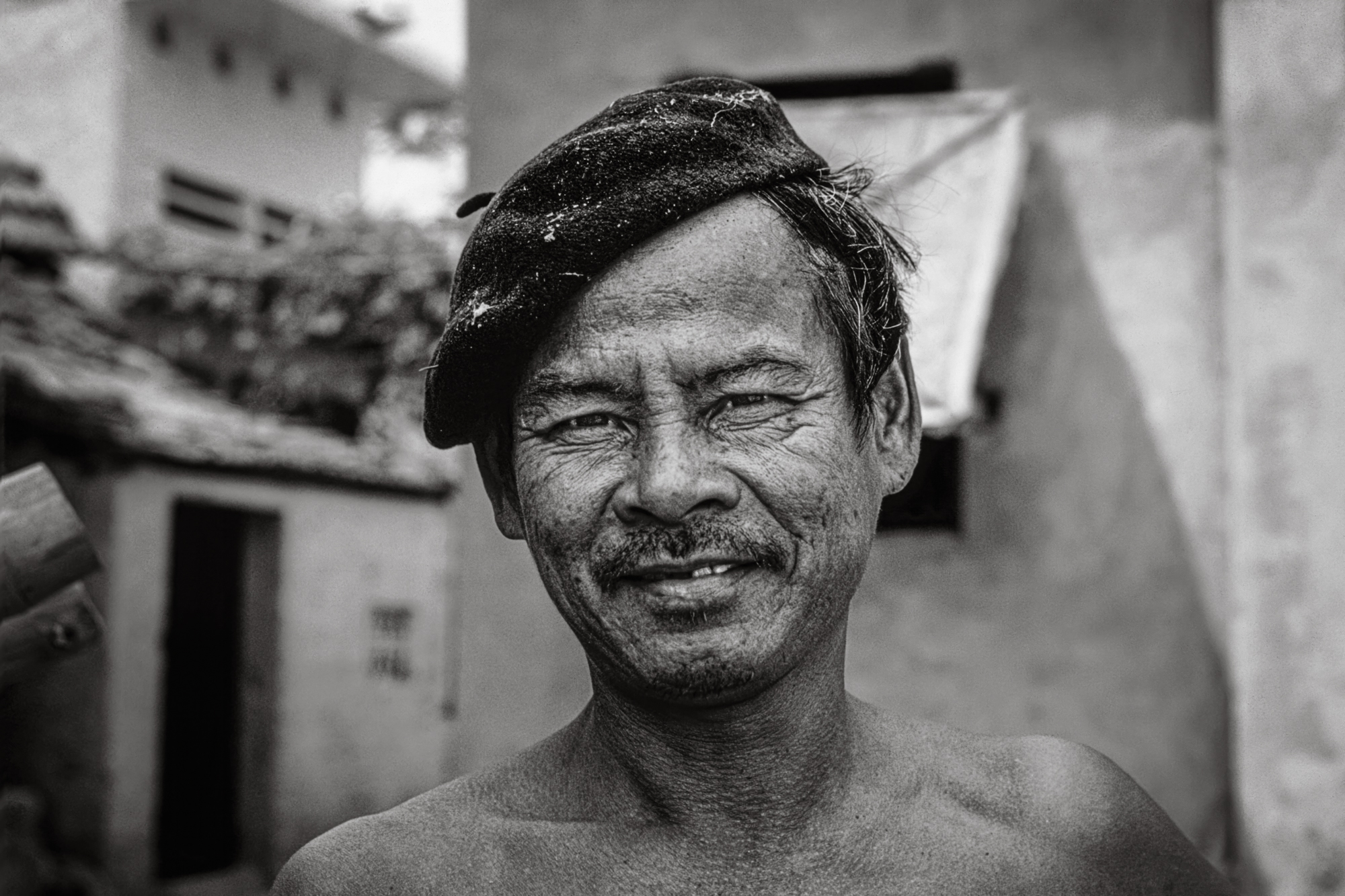 Carpenter near Chuong Duong bridge, 1992 / Thợ mộc gần cầu Chương Dương, 1992