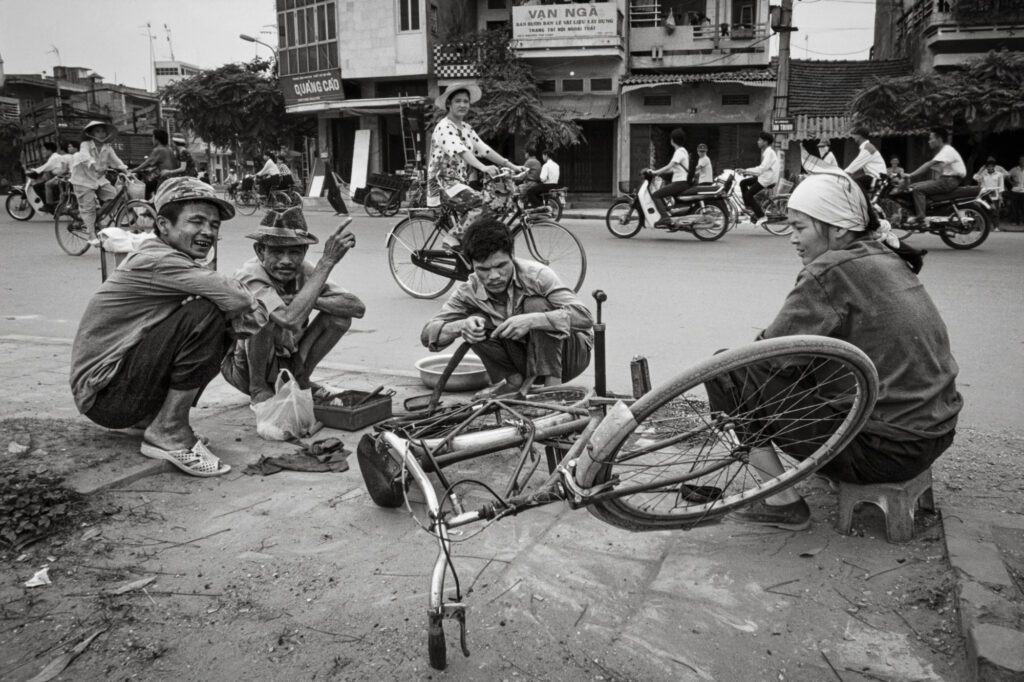 Bicycle repairs, Tam Trinh, 1998 / Sửa xe đạp, đường Tam Trinh, 1998