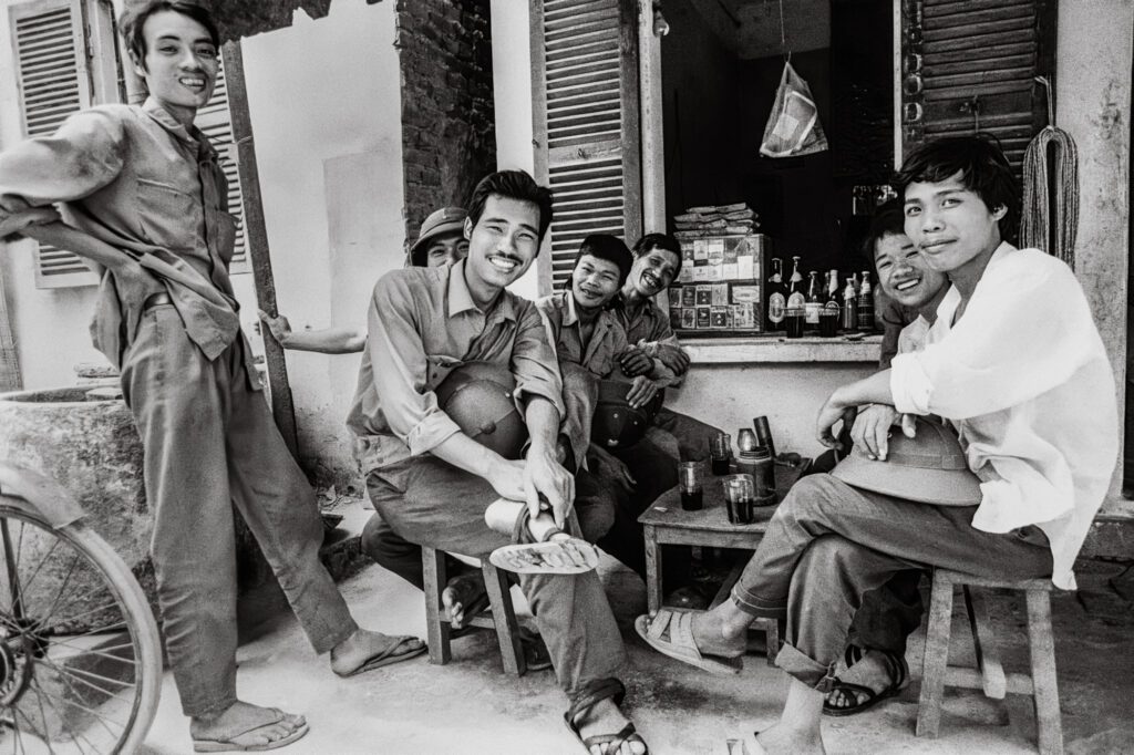 Cyclo drivers at a tea stall, 1992 / Những tài xế xích lô tại quán trà, 1992