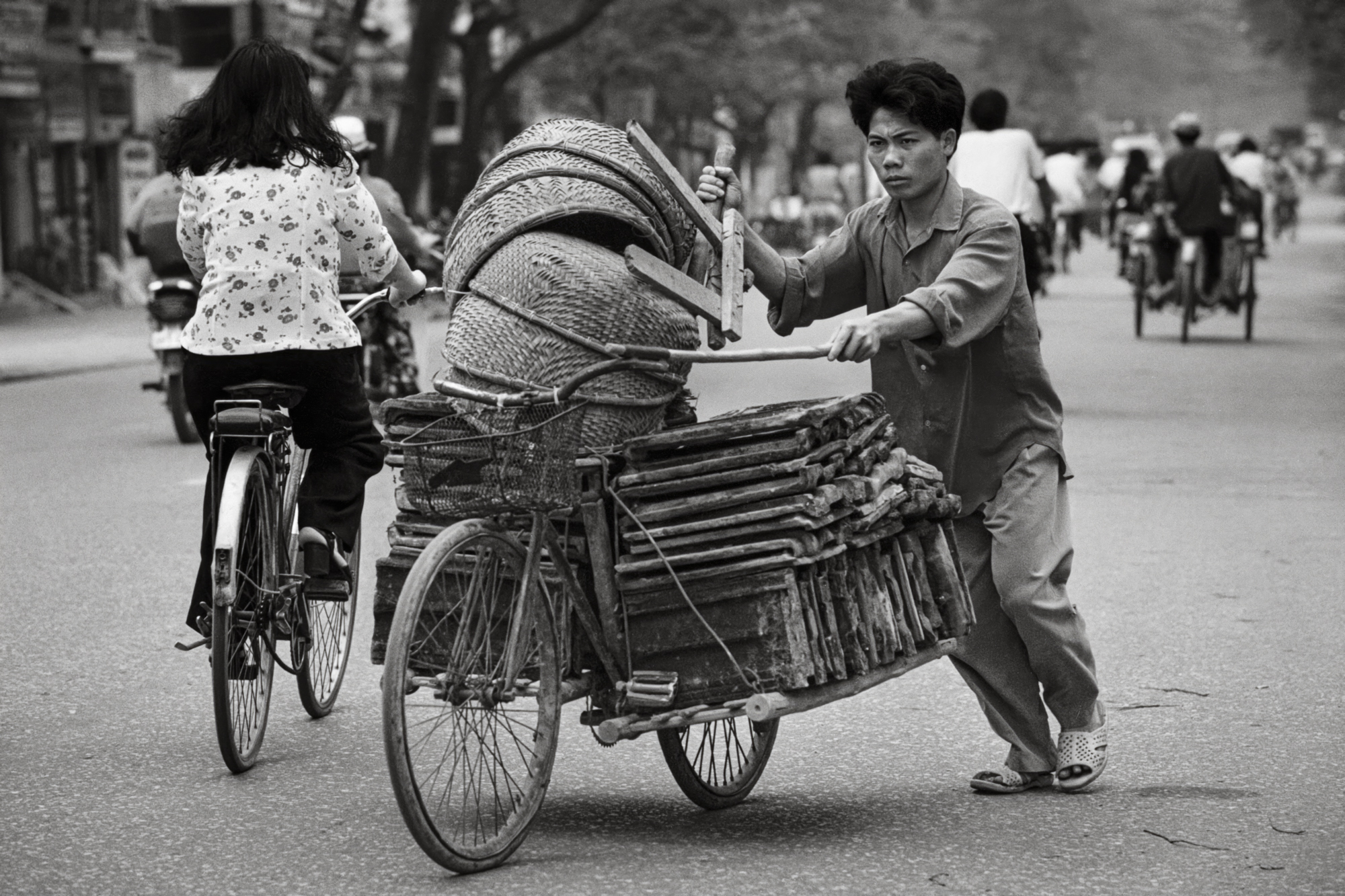 A worker transports roof tiles in Ba Trieu, 1998 / Công nhân vận chuyển ngói lợp, 1998