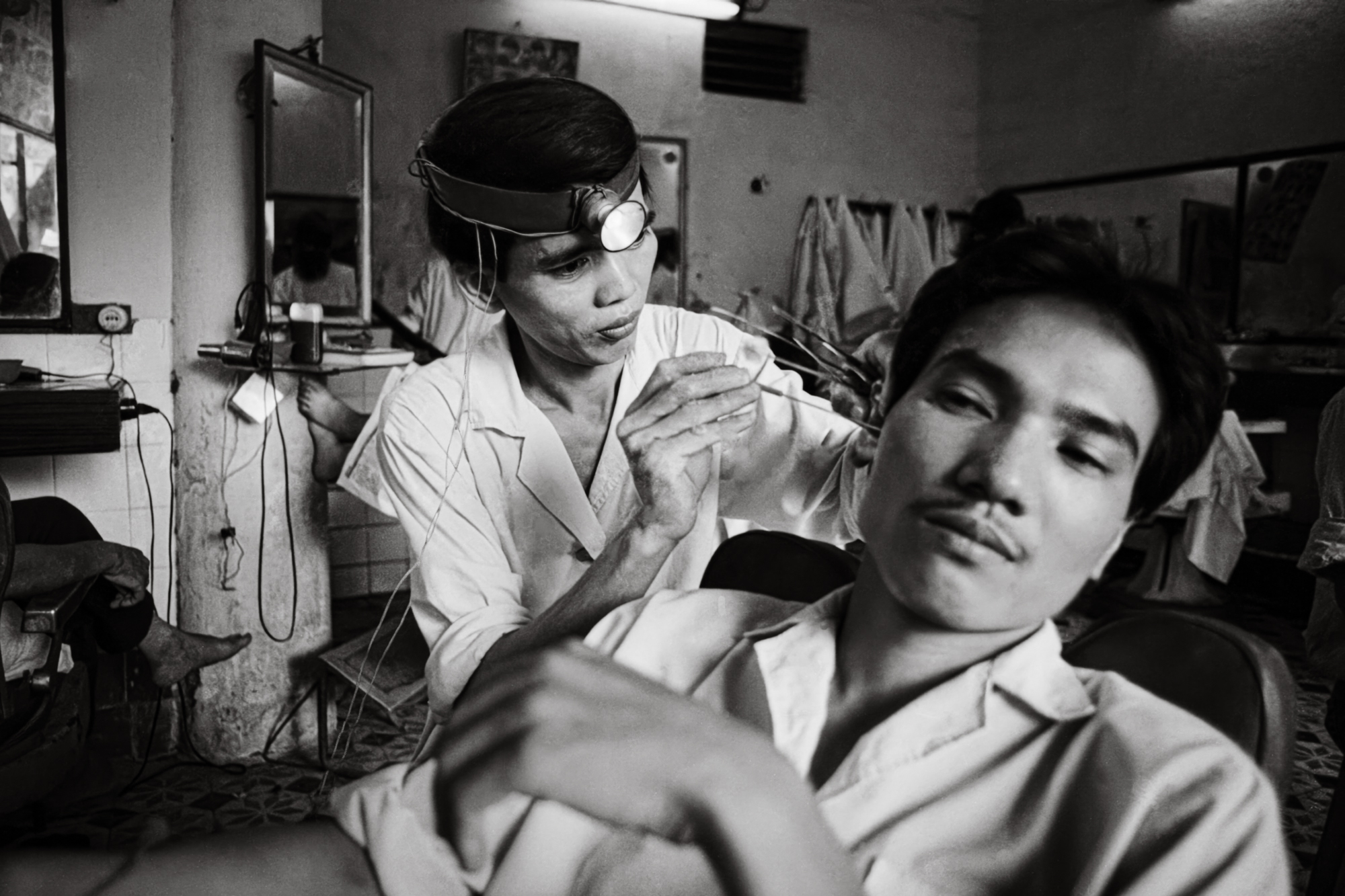 Nguyen Van Trang barber at Cat Toc Nam, 6 Trang Thi, 1994 / Nguyễn Văn Trang, thợ cắt tóc tại Cắt Tóc Nam, 6 Tràng Thi, 1994