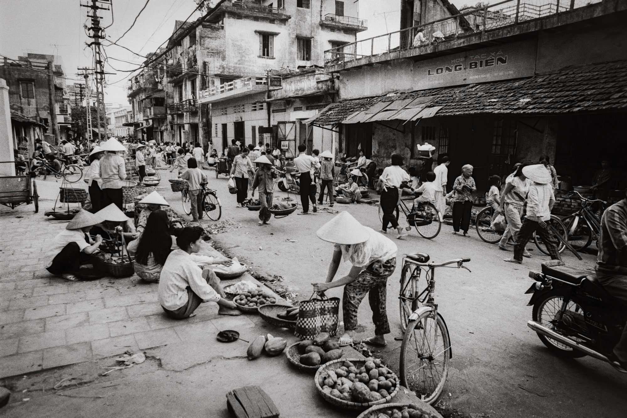 Street vendors near Dong Xuan market, 1992 / Những người bán hàng rong khu vực Đồng Xuân, 1992