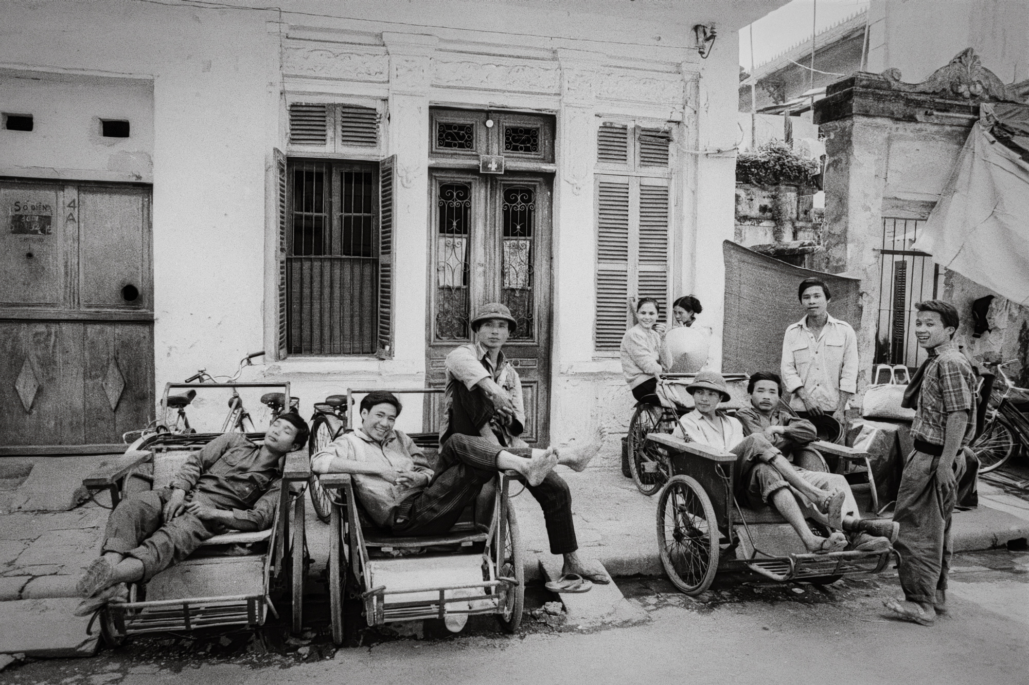 Cyclo drivers, Nguyen Quang Bich, Old Quarter, 1992 / Những tài xế xích lô, Nguyễn Quang Bích, khu phố cổ Hà Nội, 1992