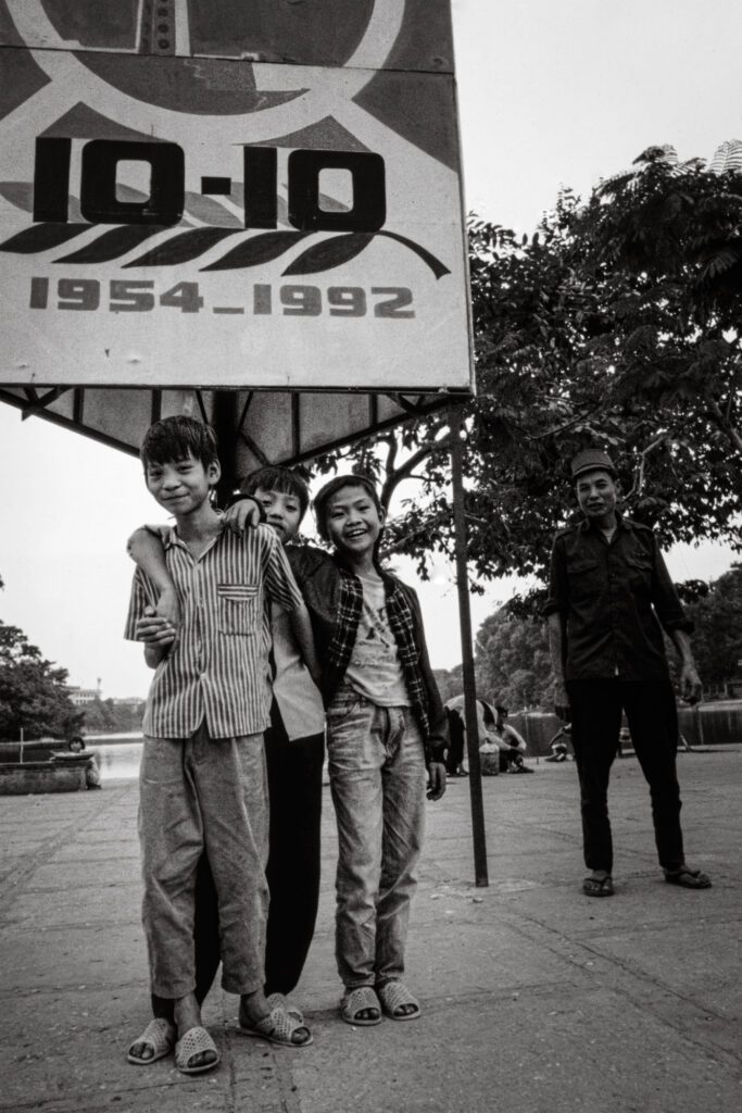 Children next to Hoan Kien lake, 1992 / Trẻ em, Hồ Hoàn Kiếm, 1992