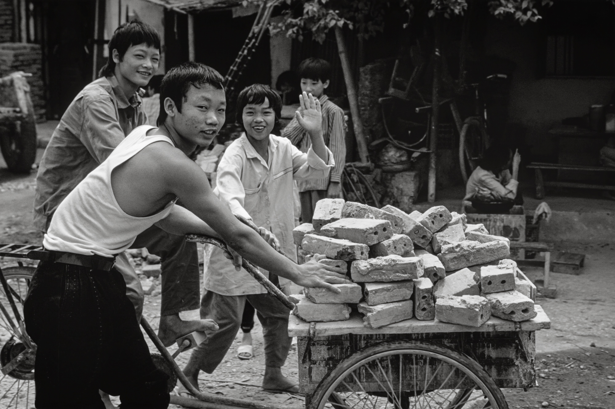 Transporting recycled bricks, 1992 / Vận chuyển gạch tái chế, 1992