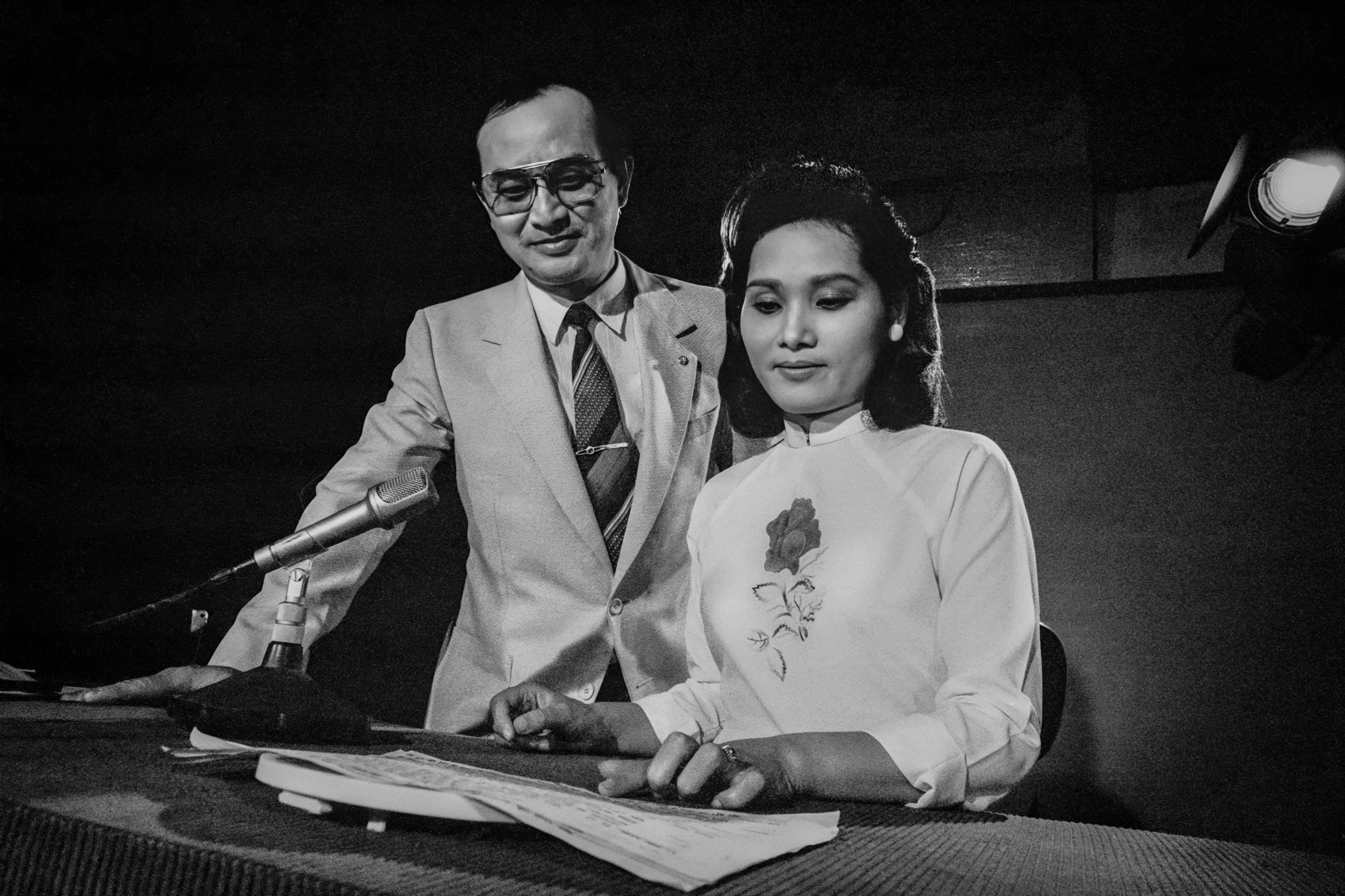 VTV presenters Thanh Hung and Ngoc Tram, 1992 / Người dẫn chương trình VTV Thanh Hùng và Ngọc Trâm, 1992