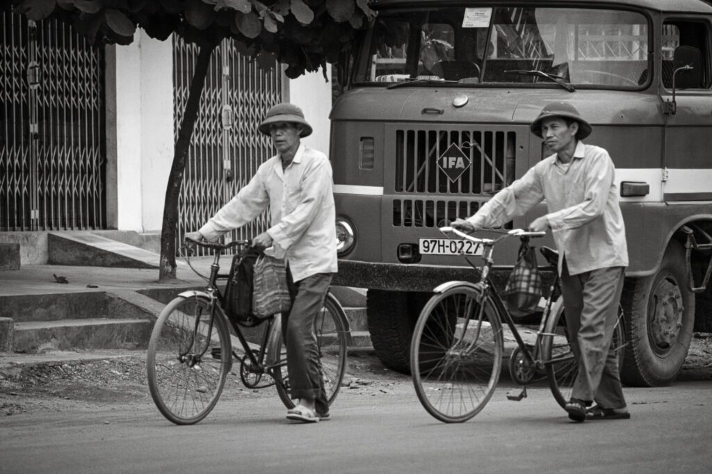 Workers with their bicycles, 1998 / Công nhân với xe đạp, 1998