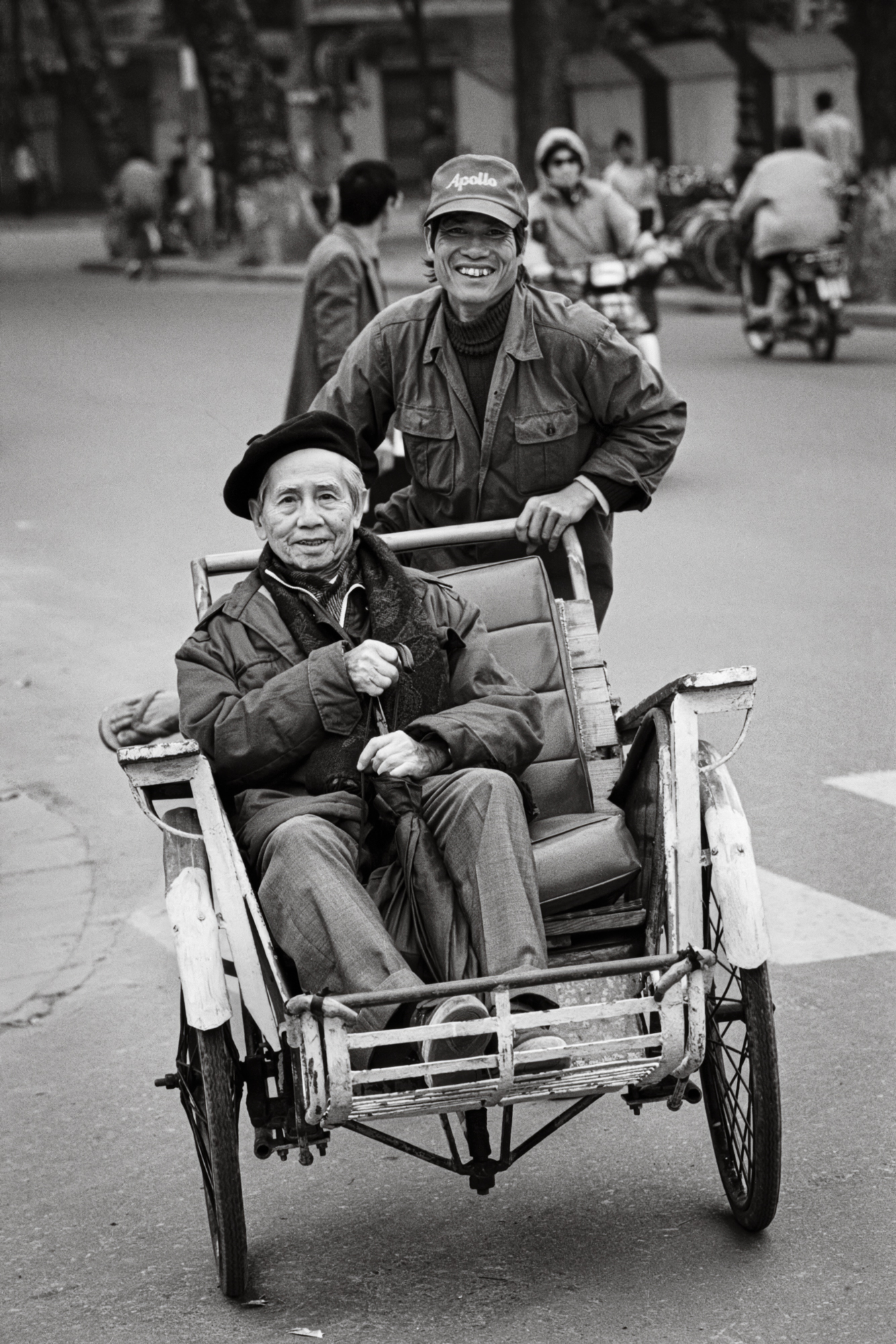 An old man travels by cyclo, 1998 / Ông lão ngồi trên xích lô, 1998