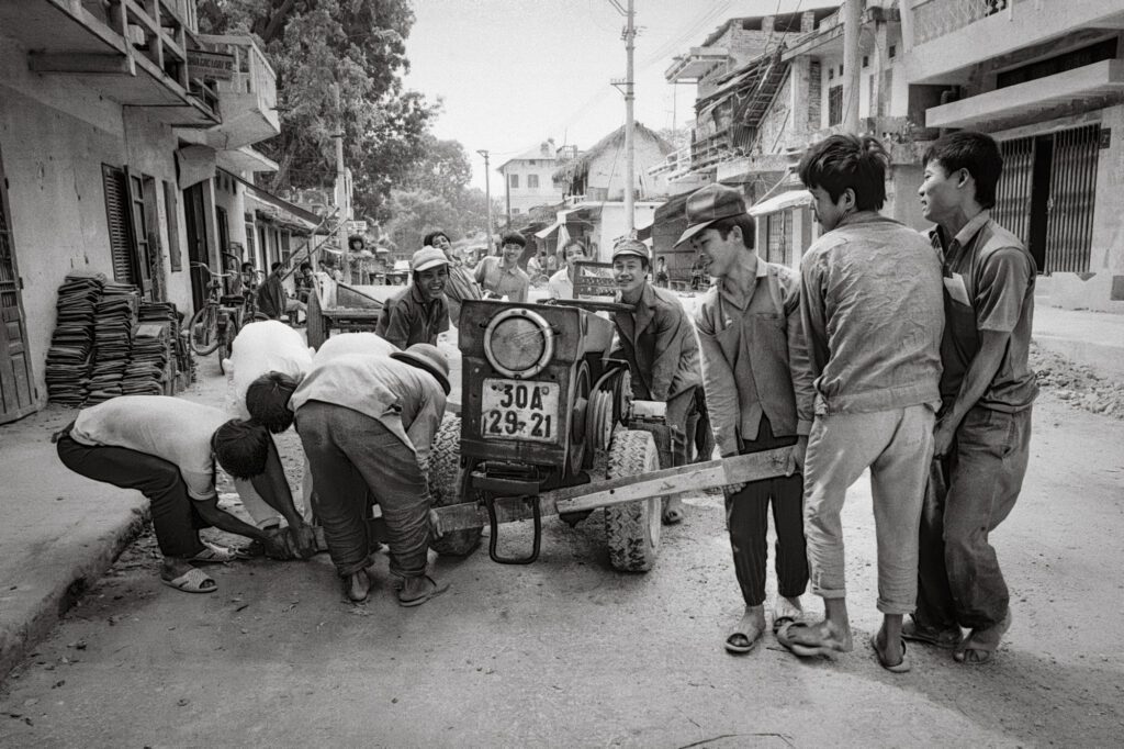 Working to repair the old tractor, 1992 / Làm việc để sửa chữa chiếc máy kéo hỏng, 1992