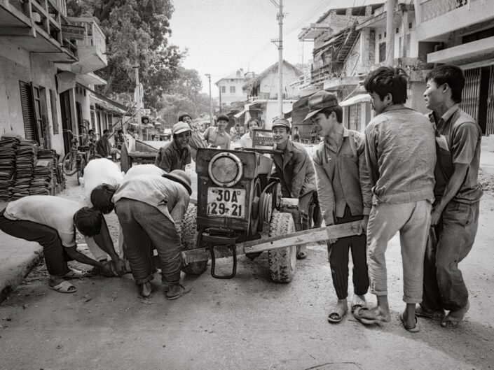 Working to repair the old tractor, 1992 / Làm việc để sửa chữa chiếc máy kéo hỏng, 1992