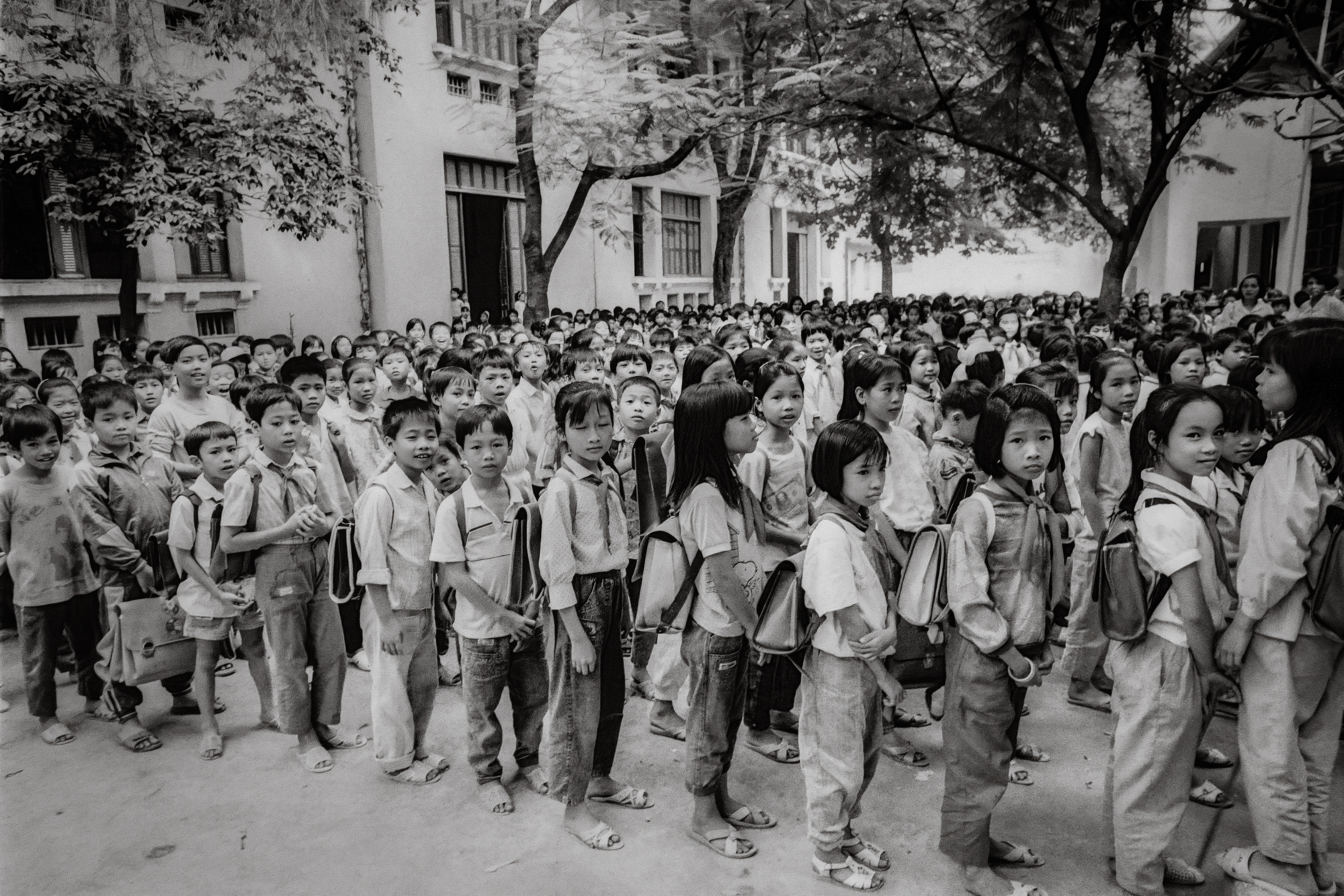 Morning assembly, Nguyen Du (Trung Vuong) Primary School, Ly Thai To, 1992 / Buổi tập trung buổi sáng, Trường Tiểu học Nguyễn Du (Trưng Vương), Lý Thái Tổ, 1992