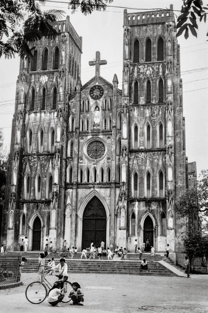 Children playing, St Joseph's Cathedral, 1992 / Trẻ em vui chơi, Nhà thờ Lớn Hà Nội, 1992