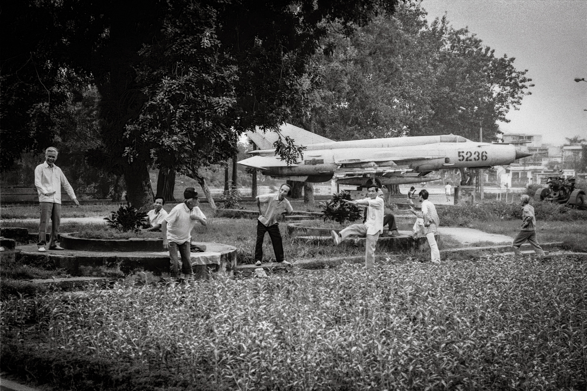 Early morning exercise at Lenin Park (Thong Nhat Park), 1992 / Tập thể dục buổi sáng tại Công viên Lê Nin (Công viên Thống Nhất), 1992