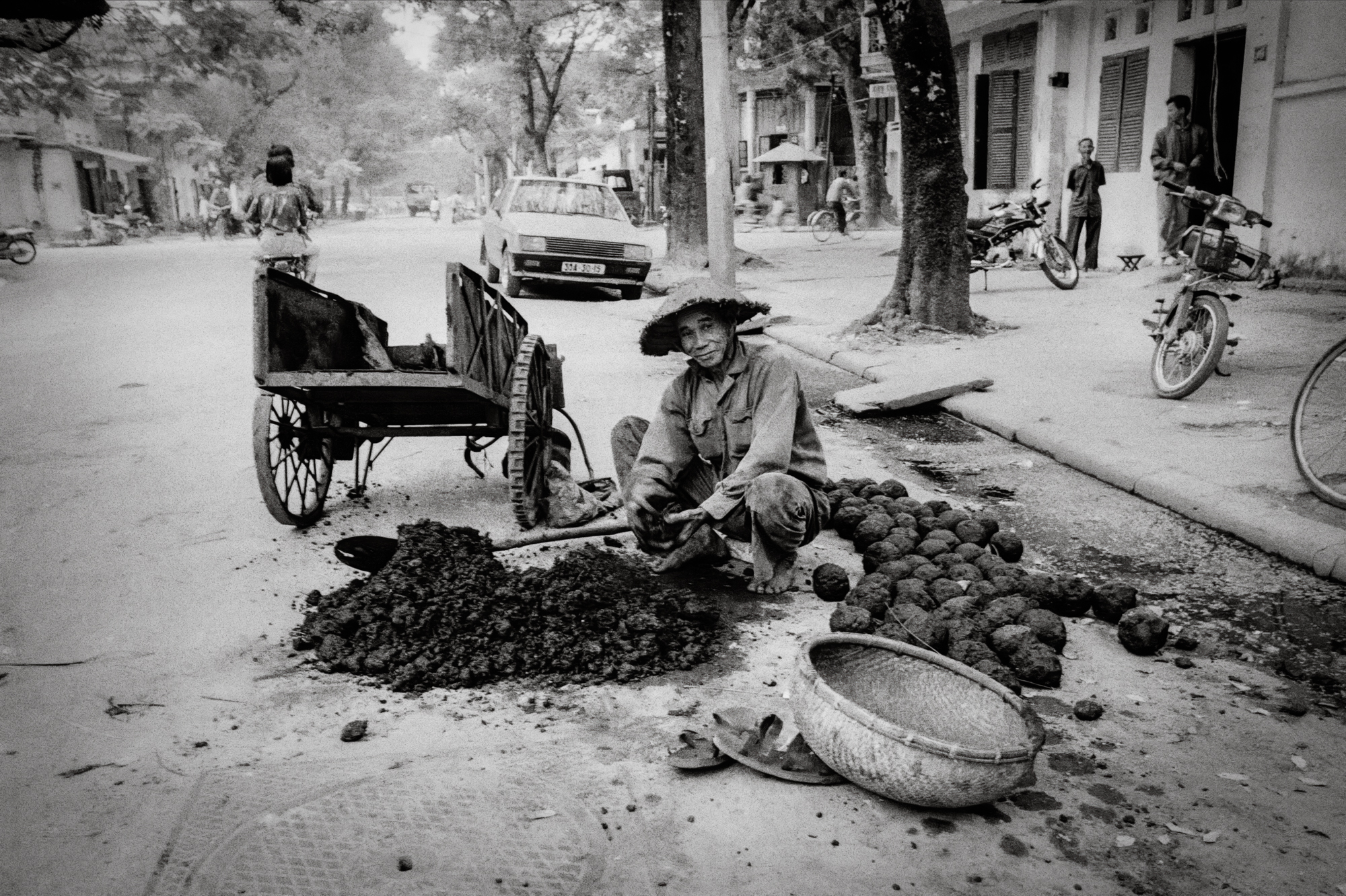 Making coal dust blocks for cooking, 1992 / Làm khối than cám để nấu ăn, 1992