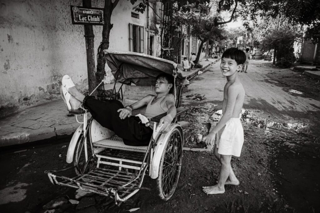 Cyclo driver and boy, Lac Chinh, Ngu Xa, 1994 / Người lái xe xích lô và cậu bé, Lạc Chính, Ngũ Xã, 1994