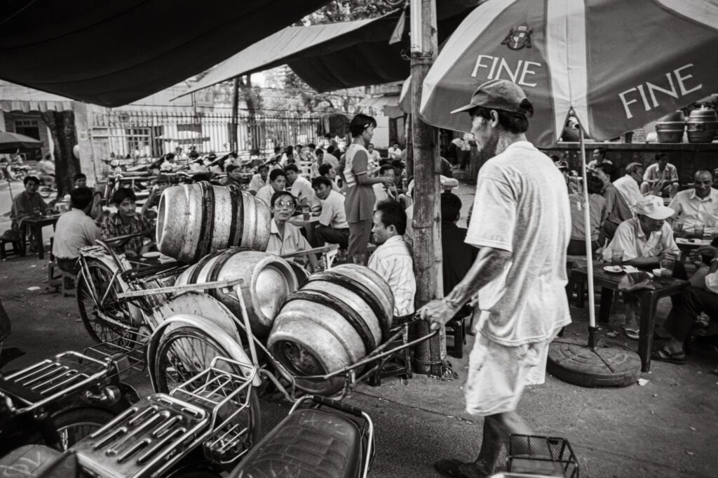 Bia hoi delivery by cyclo, Hanoi, Vietnam, 1997 / Giao bia hơi, Tăng Bạt Hổ, 1997