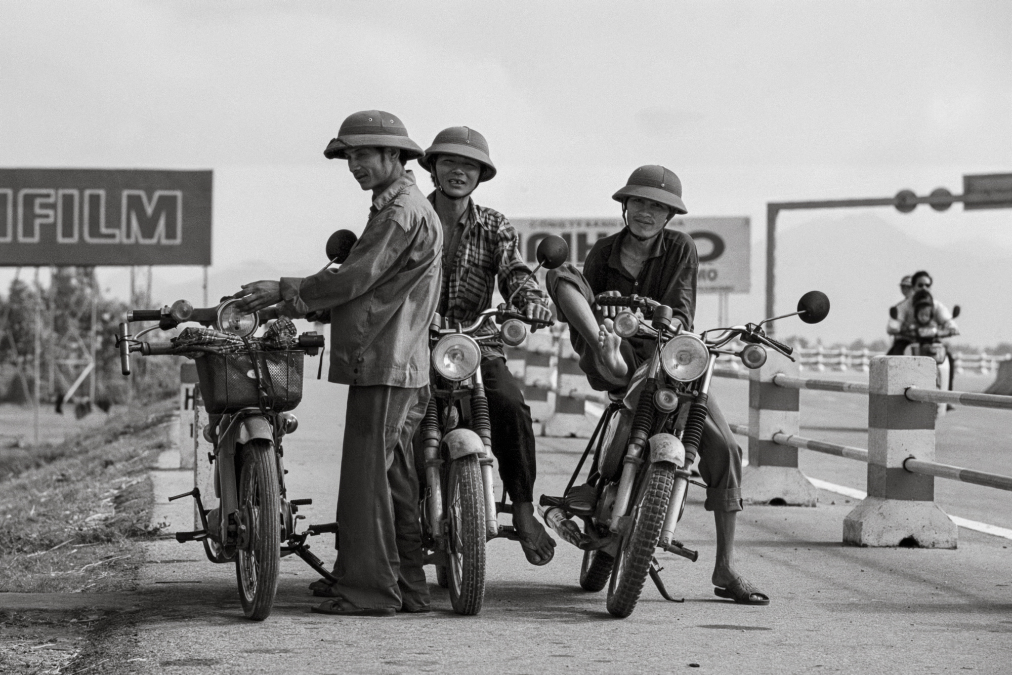 Xe Om drivers, Thang Long bridge, Hanoi, Vietnam, 1998 / Người lái xe ôm, cầu Thăng Long, 1998