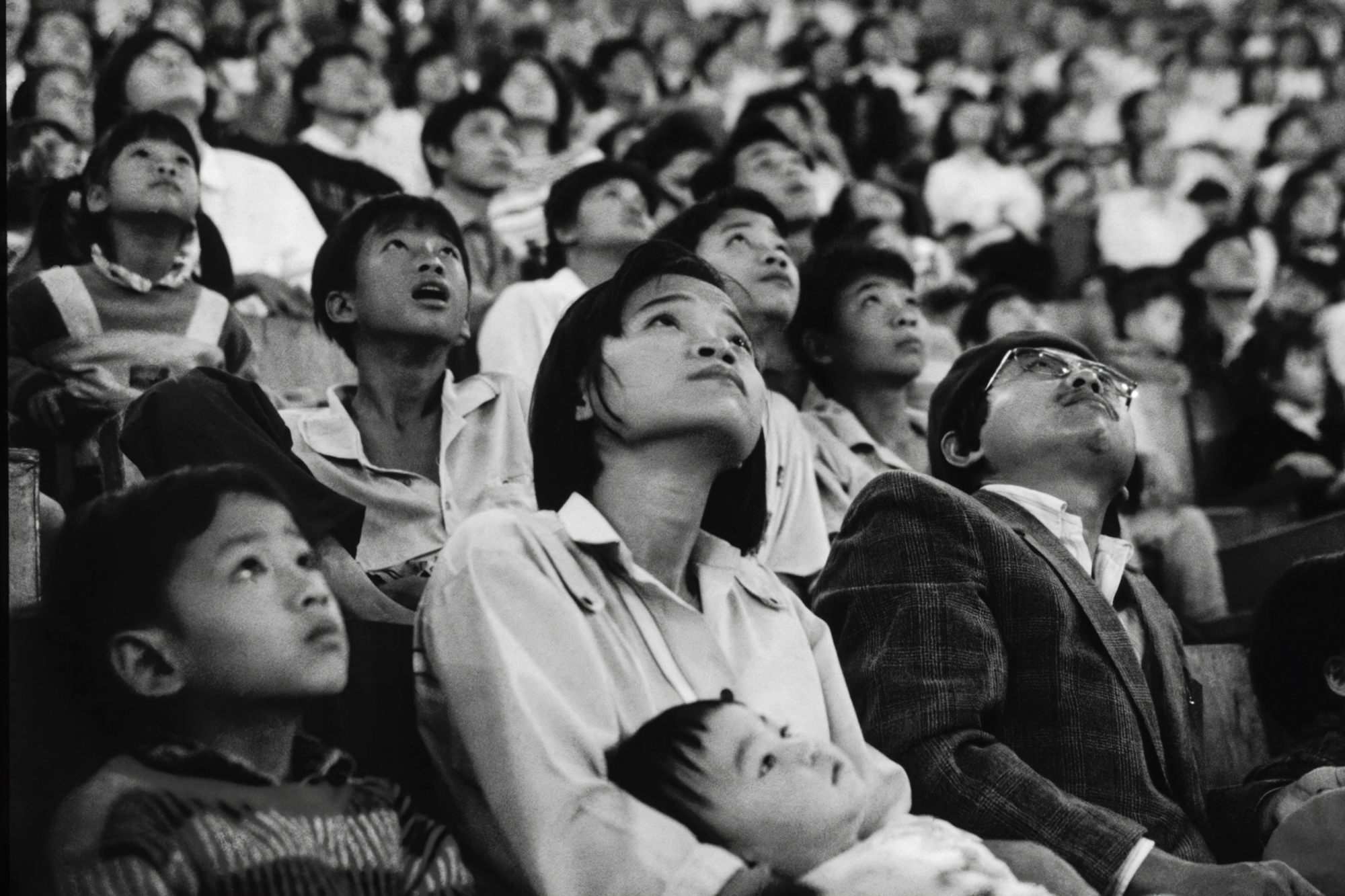 People watching Hanoi Circus, 1992 / Những người tại Rạp Xiếc Trung Ương Hà Nội, 1992