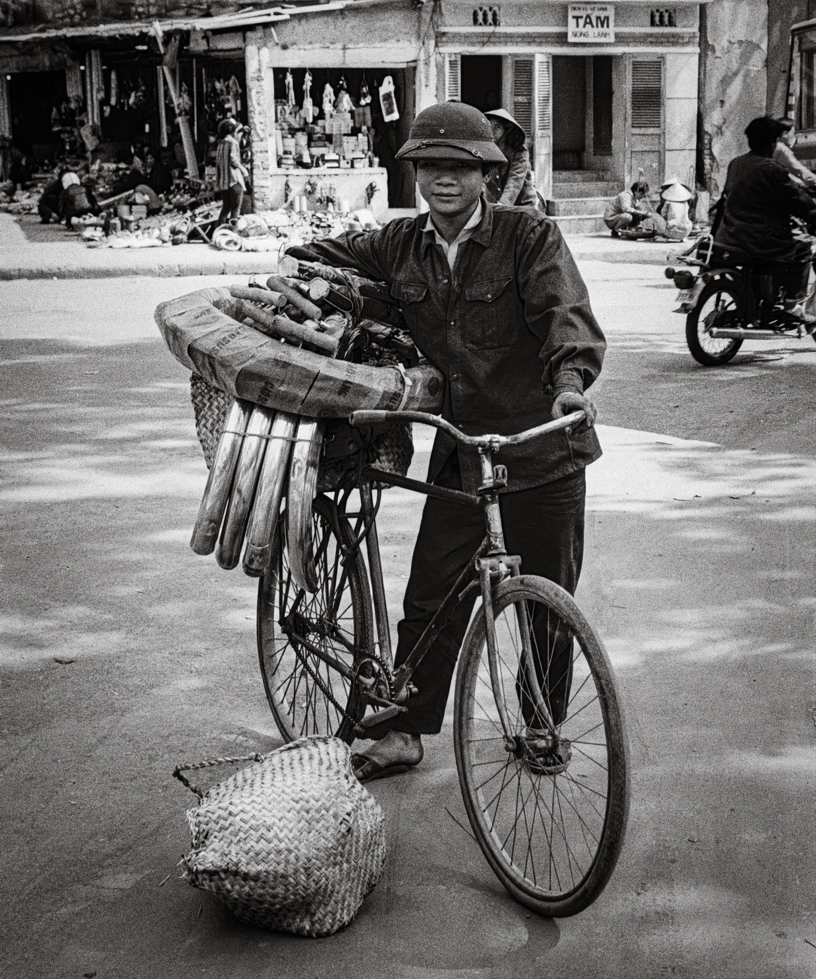 Bicycle spares vendor, Hanoi, Vietnam, 1992 / Người bán phụ tùng xe đạp, 1992