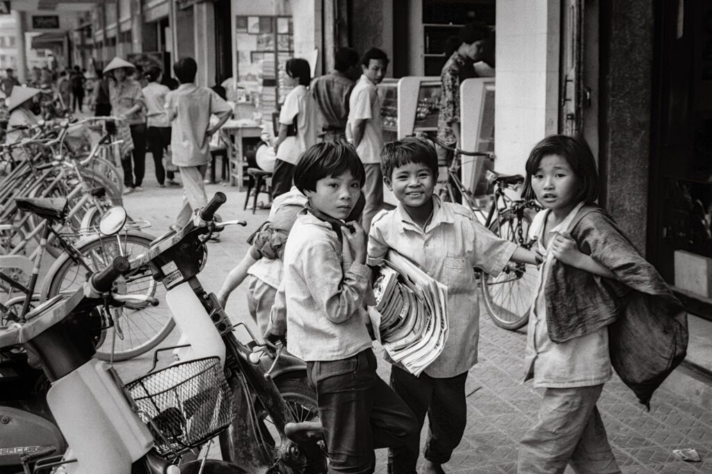 Child newspaper sellers, Trang Tien, 1992 / Những đứa trẻ bán báo ở phố Tràng Tiền, 1992