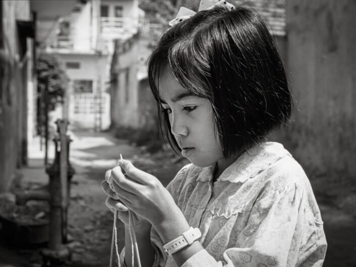 A young girl knitting, Chuong Duong, 1992 / Một cô gái trẻ đang đan len, Chương Dương, 1992