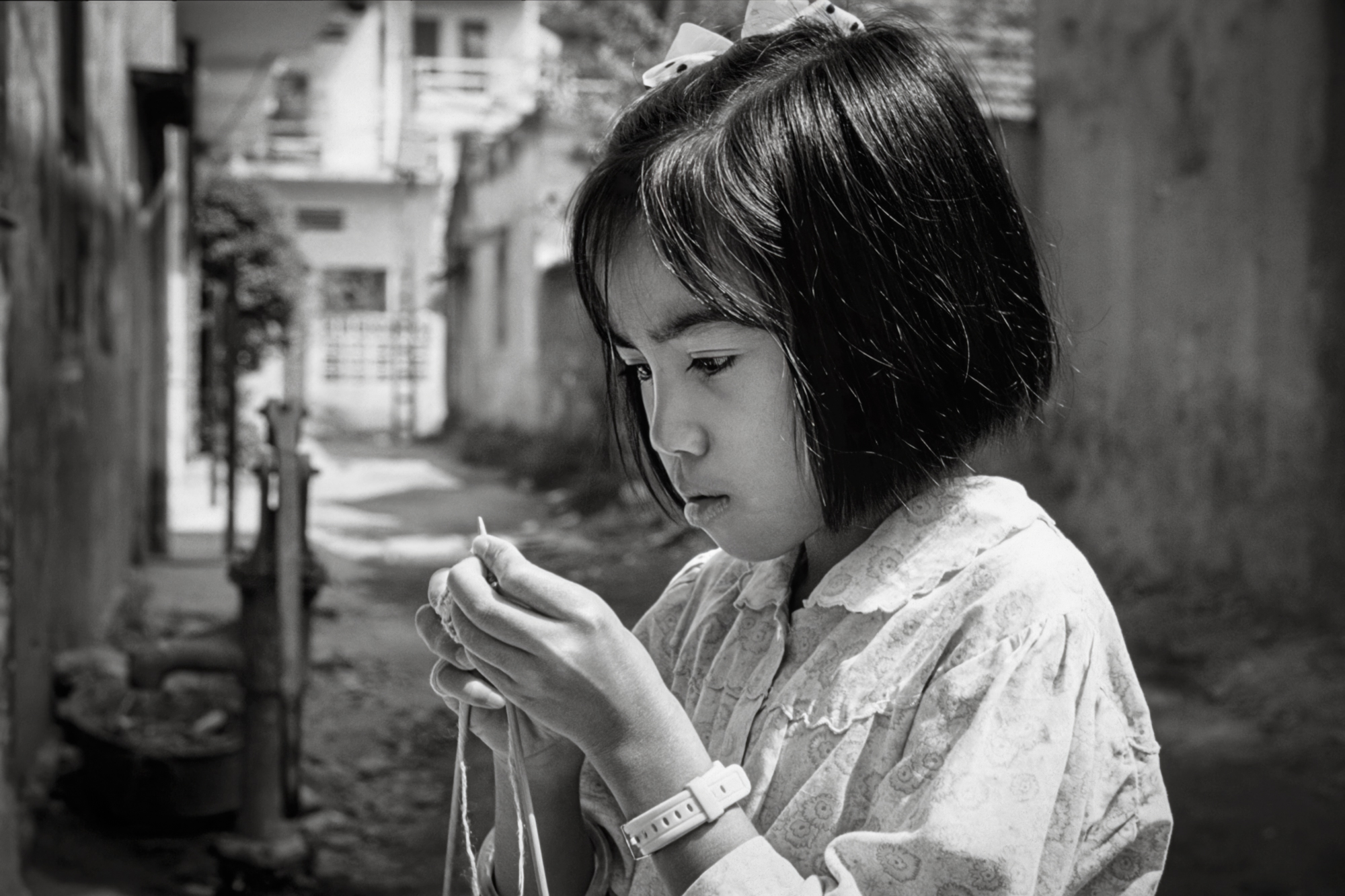 A young girl knitting, Chuong Duong, 1992 / Một cô gái trẻ đang đan len, Chương Dương, 1992