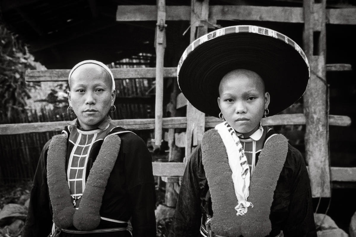 Red Dao mother and daugther. Thai Hoc, Cao Bang. 7 November 1992
